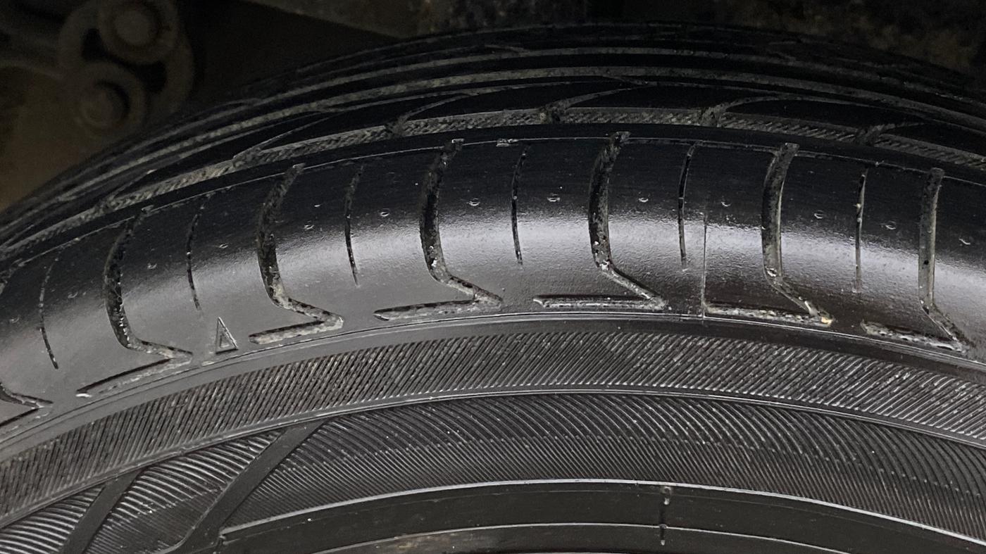 2016 Mahindra Kuv100 K8 6 STR, Petrol, Manual, 72,328 km, Right Rear Tyre Tread