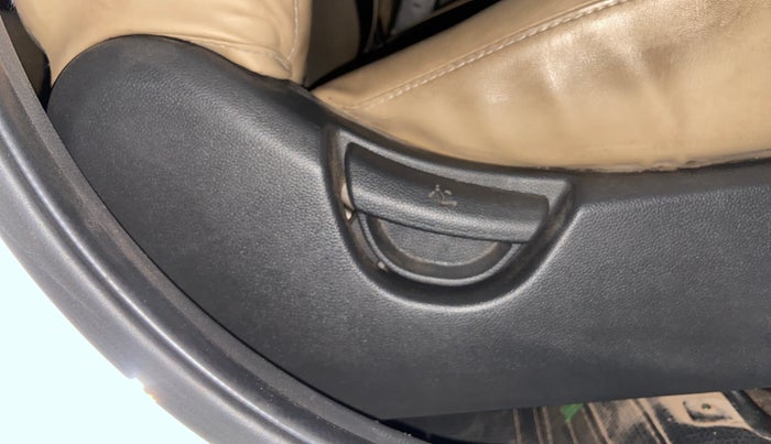 2018 Hyundai Grand i10 SPORTZ 1.2 KAPPA VTVT, CNG, Manual, 44,362 km, Driver Side Adjustment Panel