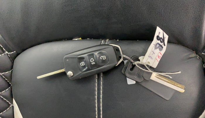 2020 Tata NEXON XM PETROL, Petrol, Manual, 70,532 km, Key Close Up