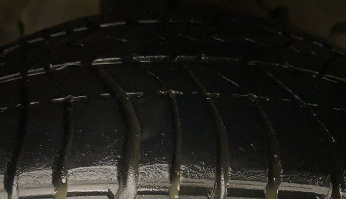 2015 Ford New Figo TREND 1.5L DIESEL, Diesel, Manual, 1,17,596 km, Right Front Tyre Tread