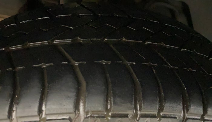 2015 Ford New Figo TREND 1.5L DIESEL, Diesel, Manual, 1,17,596 km, Right Rear Tyre Tread