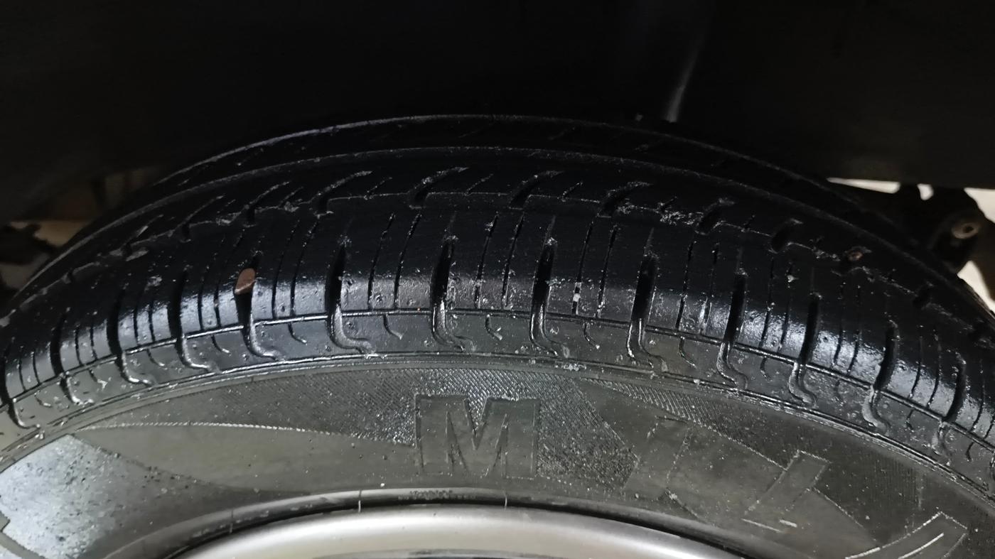 2017 Renault Kwid RXT 1.0 AMT, Petrol, Automatic, 39,054 km, Left Rear Tyre Tread