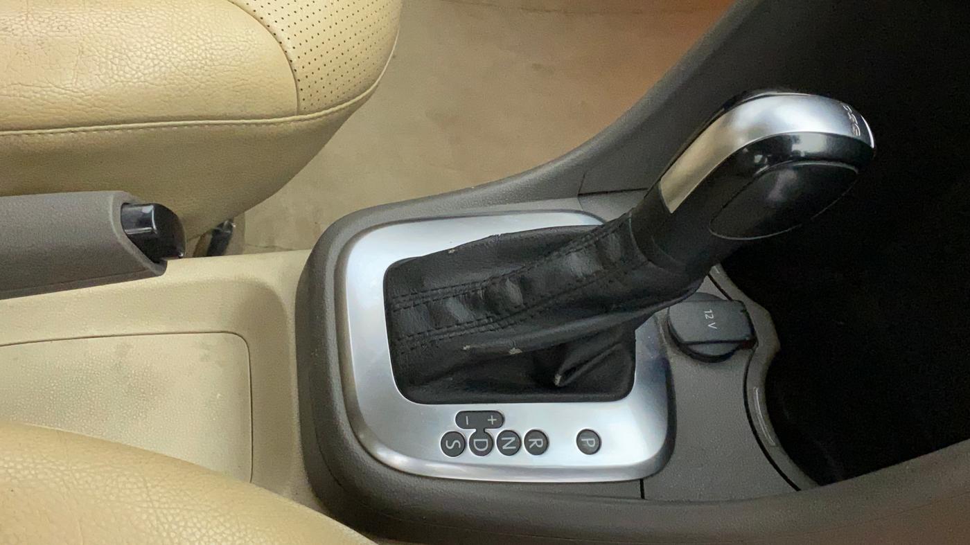 2015 Volkswagen Vento COMFORTLINE TSI AT PETROL, Petrol, Automatic, 72,679 km, Gear Lever