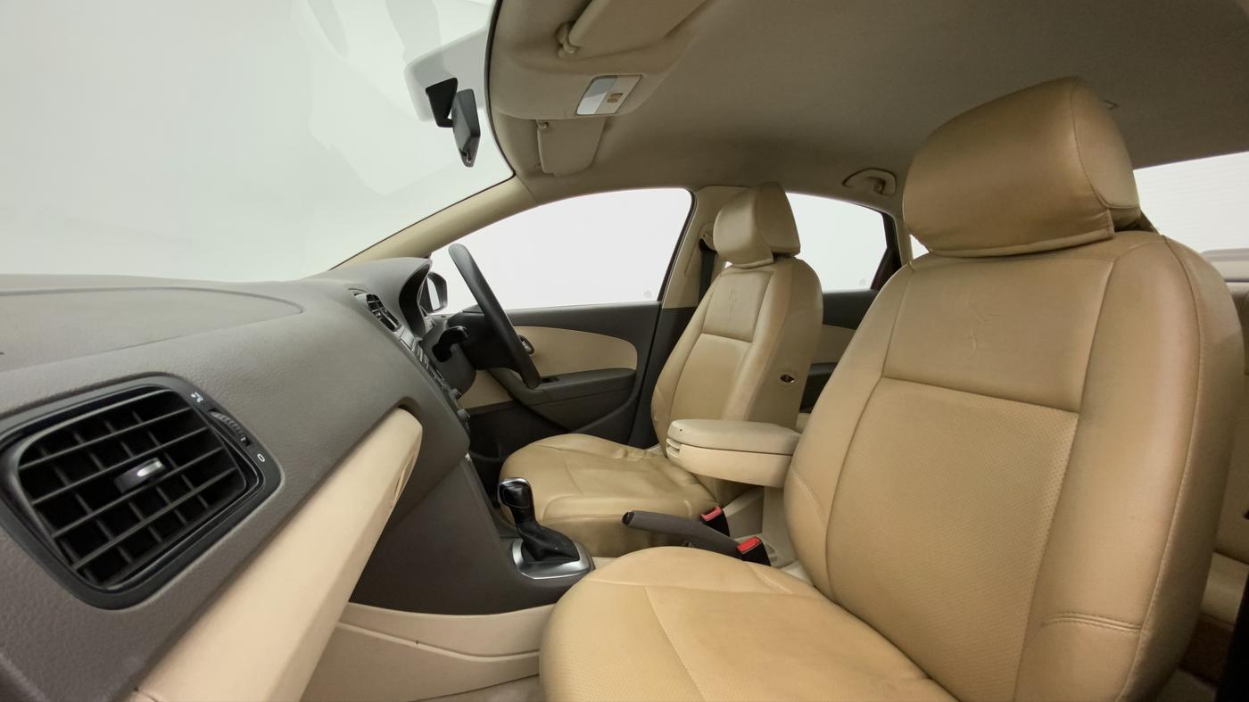 2015 Volkswagen Vento COMFORTLINE TSI AT PETROL, Petrol, Automatic, 72,679 km, Right Side Front Door Cabin