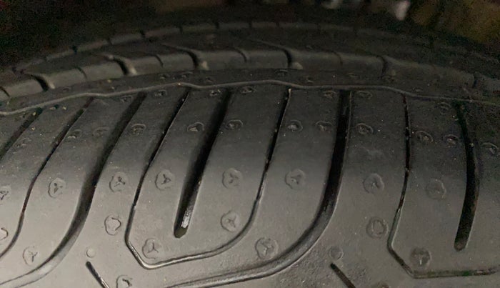 2015 Volkswagen Vento COMFORTLINE TSI AT PETROL, Petrol, Automatic, 72,679 km, Left Front Tyre Tread