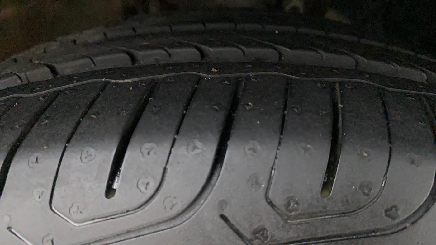 2015 Volkswagen Vento COMFORTLINE TSI AT PETROL, Petrol, Automatic, 72,679 km, Right Front Tyre Tread