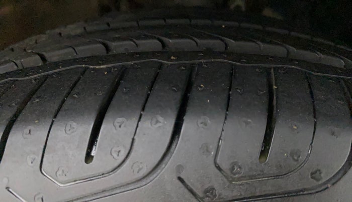 2015 Volkswagen Vento COMFORTLINE TSI AT PETROL, Petrol, Automatic, 72,679 km, Right Front Tyre Tread
