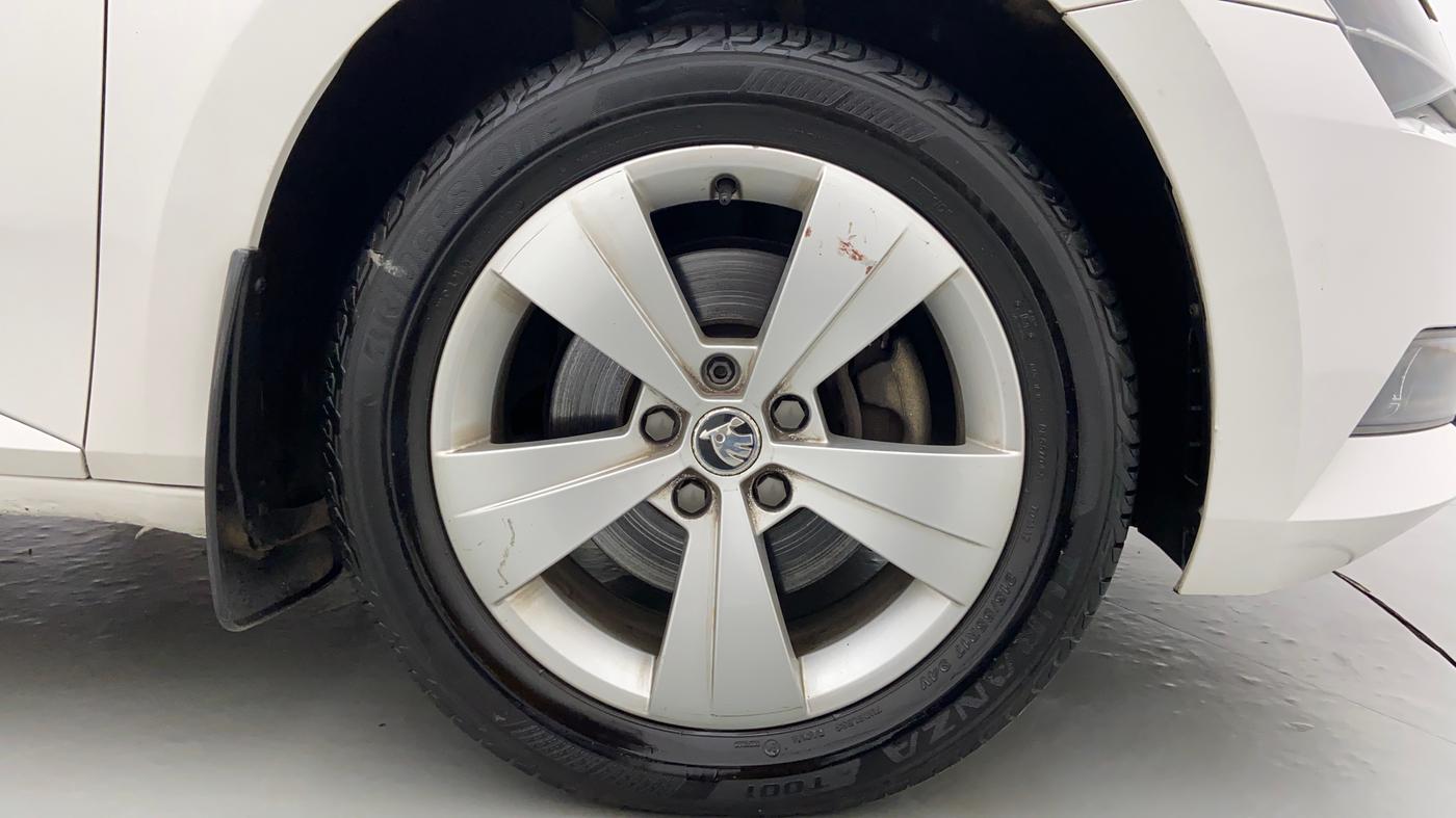 2016 Skoda Superb STYLE 1.8 TSI AT, Petrol, Automatic, 50,577 km, Right Front Wheel