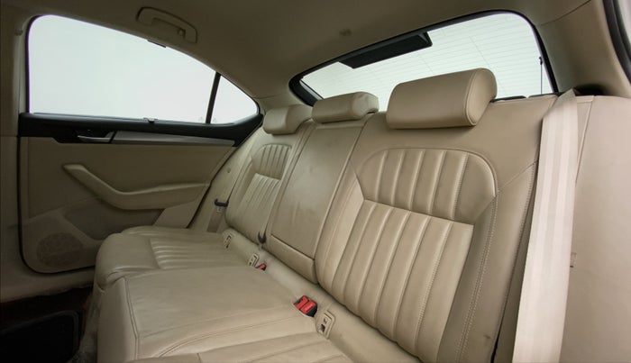 2016 Skoda Superb STYLE 1.8 TSI AT, Petrol, Automatic, 50,577 km, Right Side Rear Door Cabin
