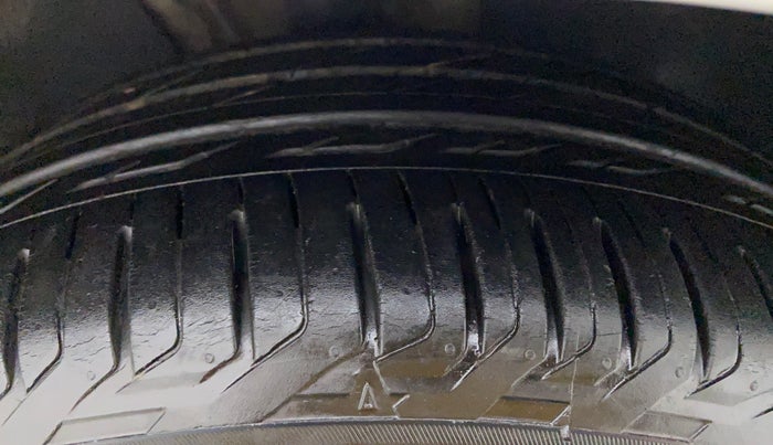 2016 Skoda Superb STYLE 1.8 TSI AT, Petrol, Automatic, 50,577 km, Right Front Tyre Tread