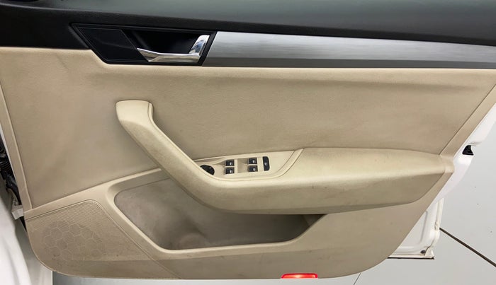 2016 Skoda Superb STYLE 1.8 TSI AT, Petrol, Automatic, 50,577 km, Driver Side Door Panels Control