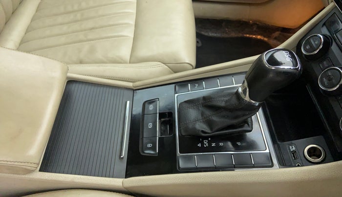 2016 Skoda Superb STYLE 1.8 TSI AT, Petrol, Automatic, 50,577 km, Gear Lever
