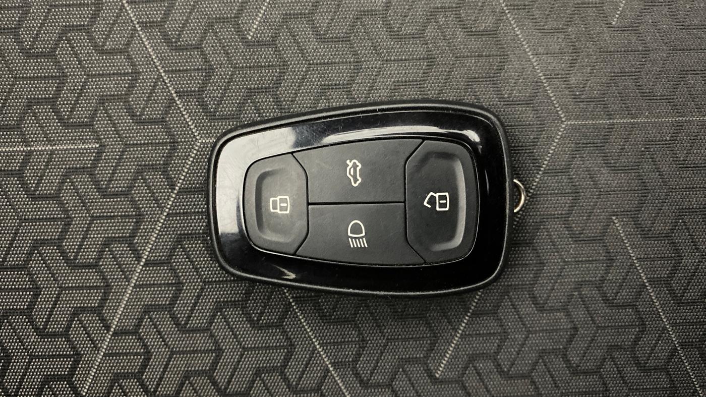 2024 Tata PUNCH  Creative MT Sunroof , Petrol, Manual, 15,446 km, Key Close Up