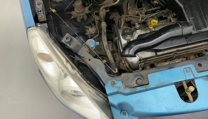 2010 Maruti Ritz VXI, Petrol, Manual, 85,551 km, Right headlight - Clamp has minor damage