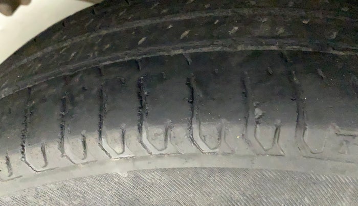2011 Maruti Swift LXI, Petrol, Manual, 78,858 km, Left Front Tyre Tread