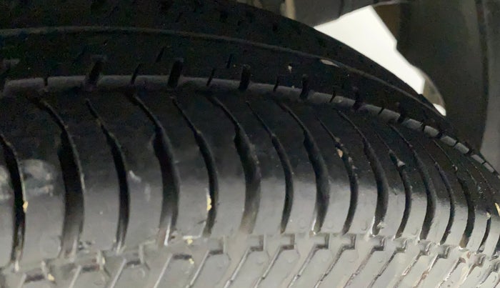 2011 Maruti Swift LXI, Petrol, Manual, 78,858 km, Left Rear Tyre Tread