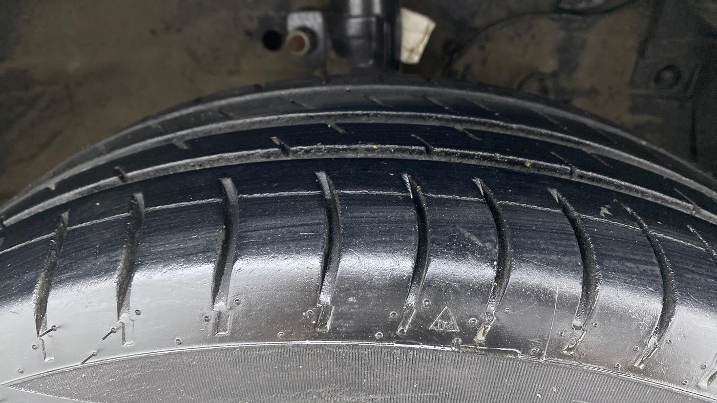 2012 Maruti Ertiga ZXI, CNG, Manual, 83,448 km, Right Front Tyre Tread