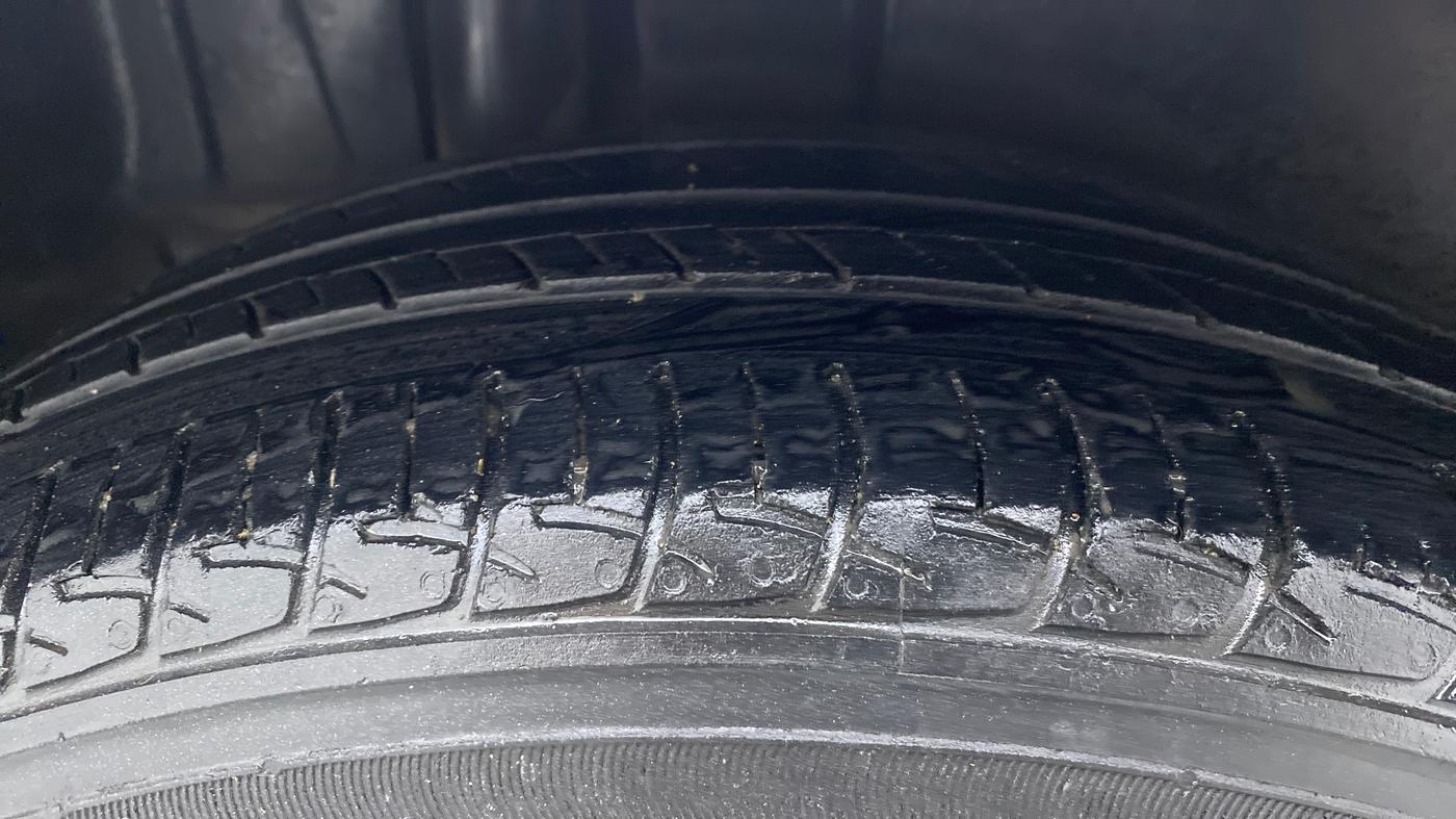 2012 Maruti Ertiga ZXI, CNG, Manual, 83,448 km, Right Rear Tyre Tread