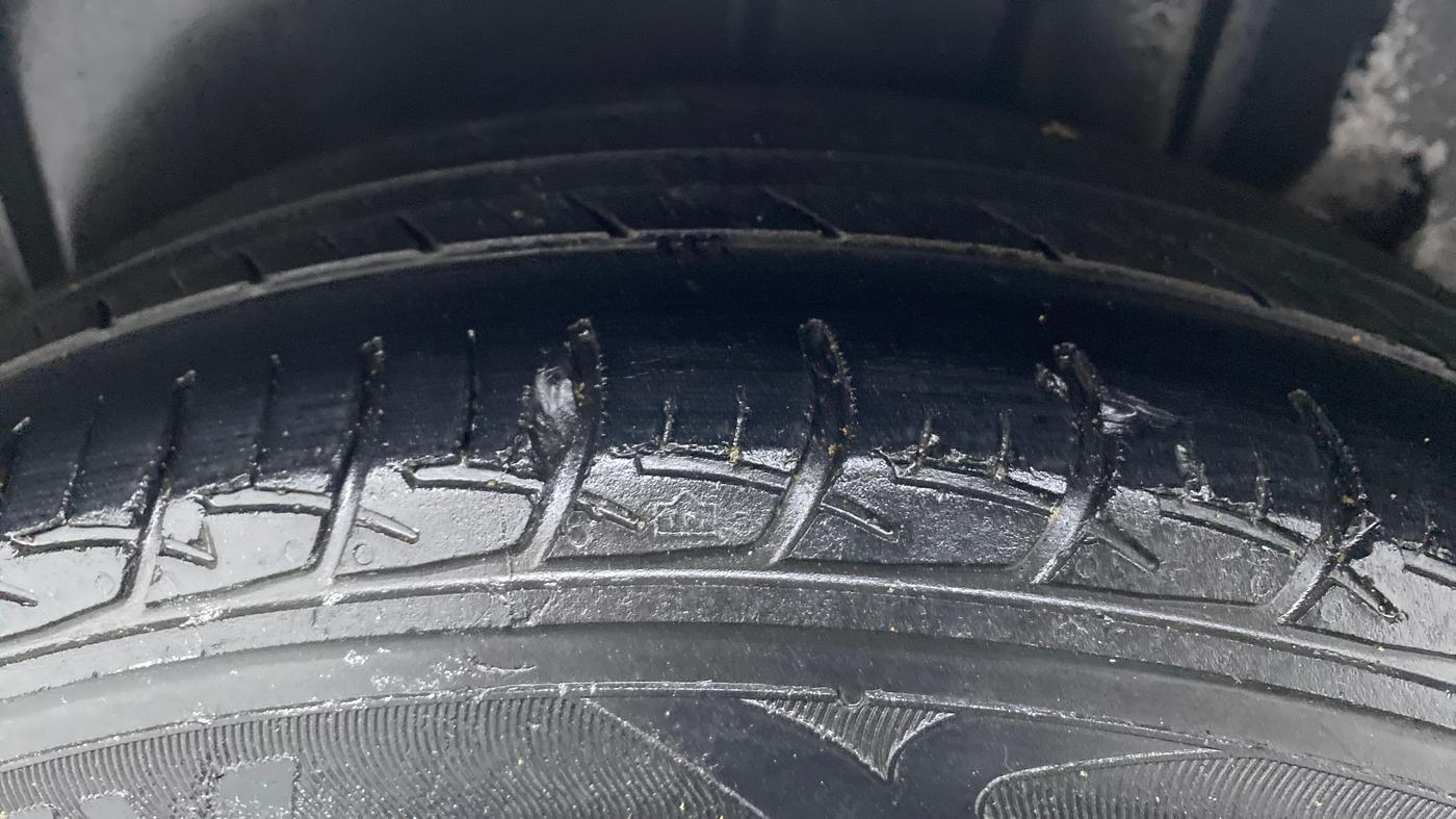 2012 Maruti Ertiga ZXI, CNG, Manual, 83,448 km, Left Rear Tyre Tread