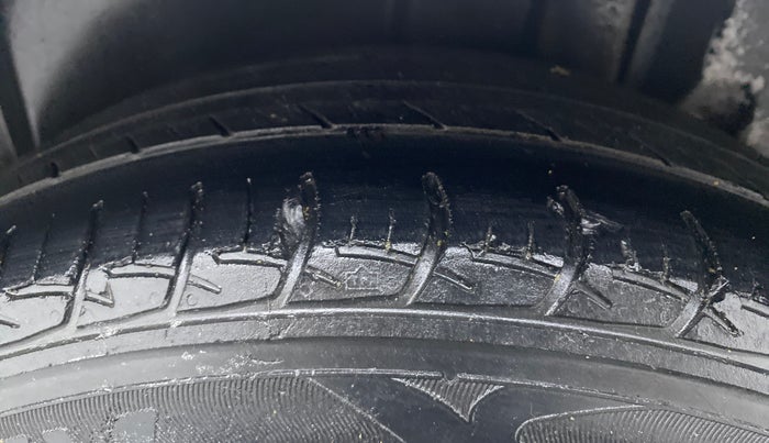 2012 Maruti Ertiga ZXI, CNG, Manual, 83,448 km, Left Rear Tyre Tread