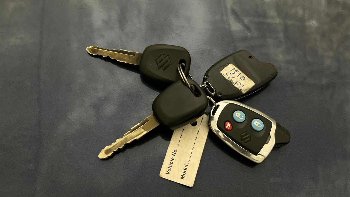 2018 Maruti Dzire LXI, Petrol, Manual, 30,792 km, Key Close Up