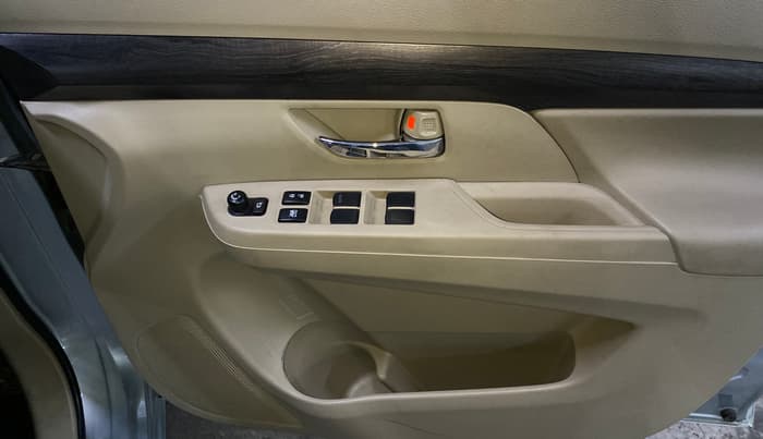 2024 Maruti Ertiga ZXI (O) CNG, CNG, Manual, 38,608 km, Driver Side Door Panels Control