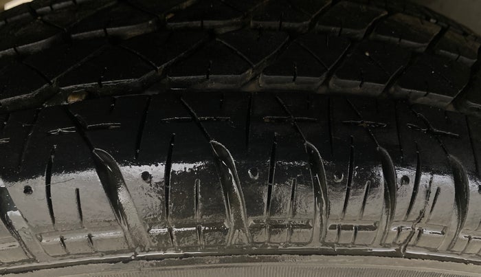 2015 Maruti Swift VXI, Petrol, Manual, 64,057 km, Right Rear Tyre Tread