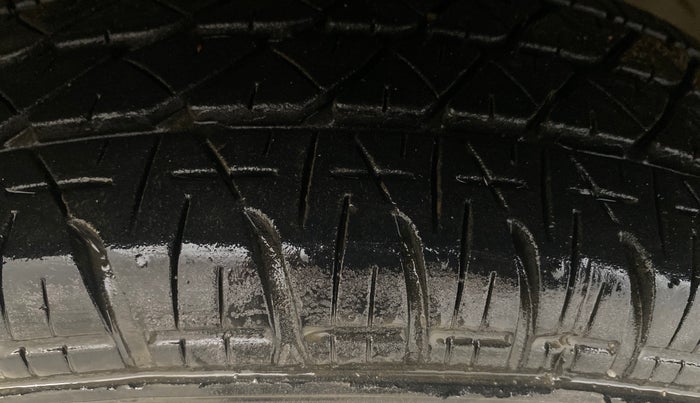 2015 Maruti Swift VXI, Petrol, Manual, 64,057 km, Left Front Tyre Tread