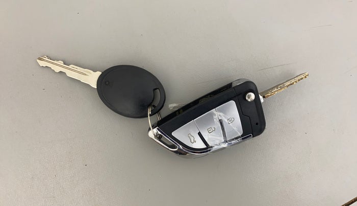 2017 Tata Tiago XZ PETROL, Petrol, Manual, 61,170 km, Key Close Up