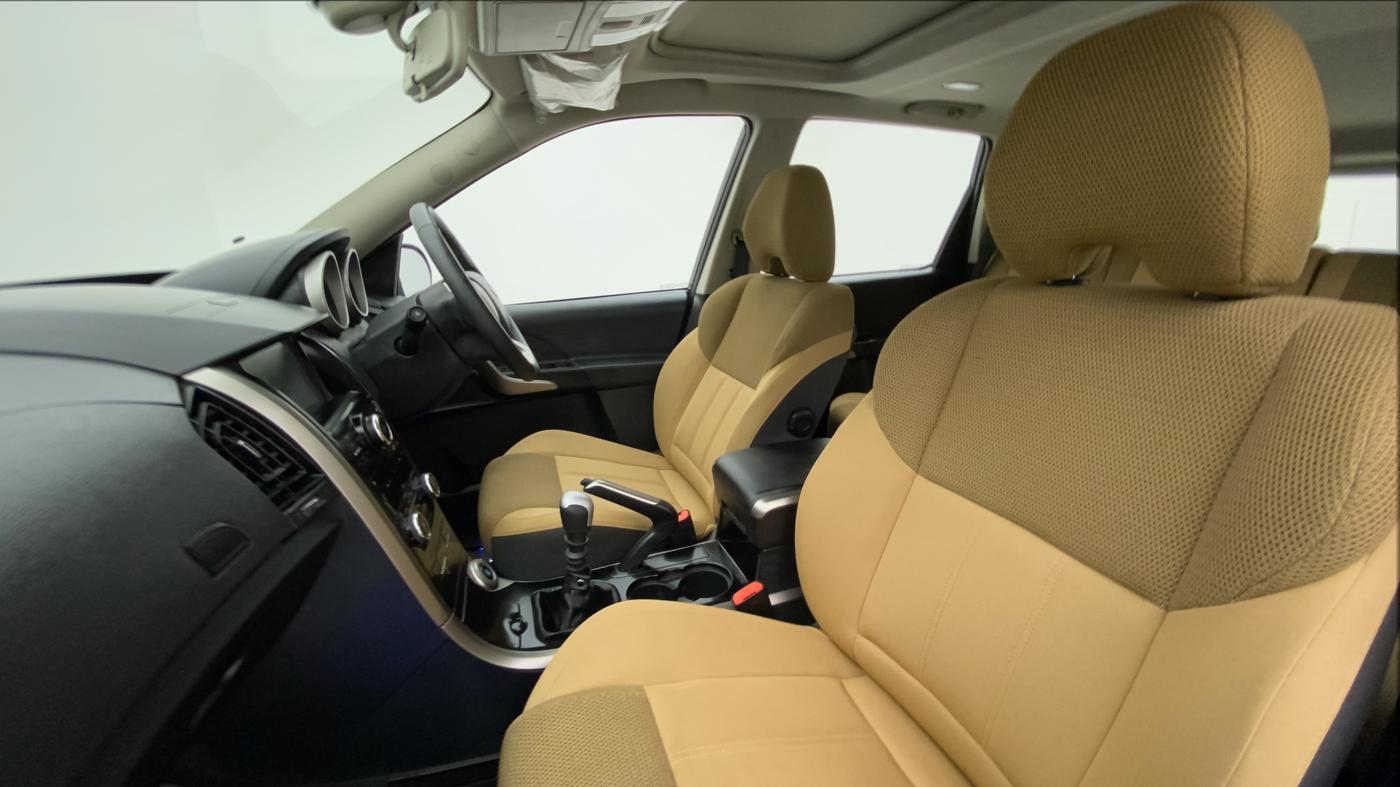 2021 Mahindra XUV500 W9, Diesel, Manual, 5,695 km, Right Side Front Door Cabin