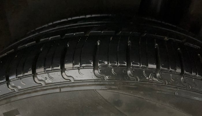 2014 Maruti Ertiga VXI, Petrol, Manual, 48,724 km, Left Rear Tyre Tread