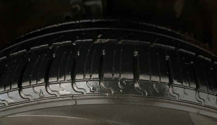 2014 Maruti Ertiga VXI, Petrol, Manual, 48,724 km, Right Front Tyre Tread