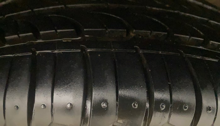 2013 Hyundai i20 MAGNA 1.2, Petrol, Manual, 73,013 km, Left Front Tyre Tread