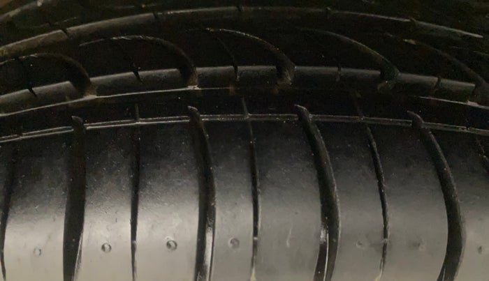 2013 Hyundai i20 MAGNA 1.2, Petrol, Manual, 73,013 km, Right Front Tyre Tread