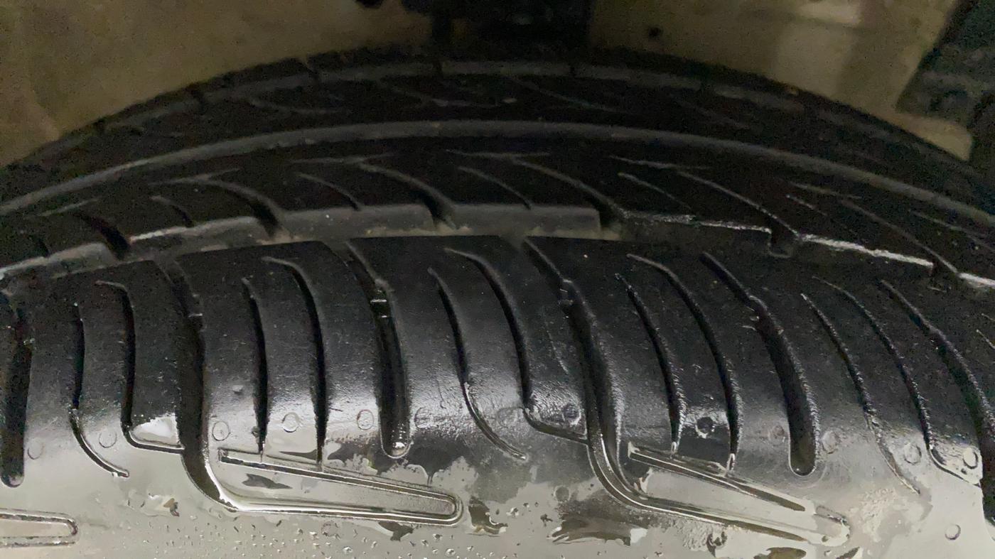 2012 Maruti Ertiga LXI, Petrol, Manual, 52,706 km, Right Front Tyre Tread