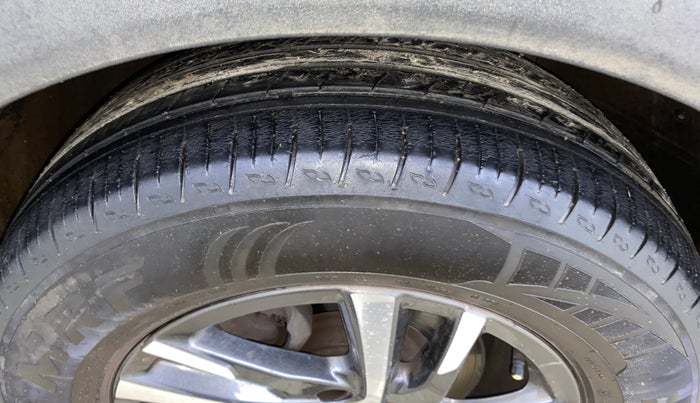 2022 Mahindra XUV700 AX 5 P AT 5 STR, Petrol, Automatic, 32,275 km, Left Front Tyre Tread