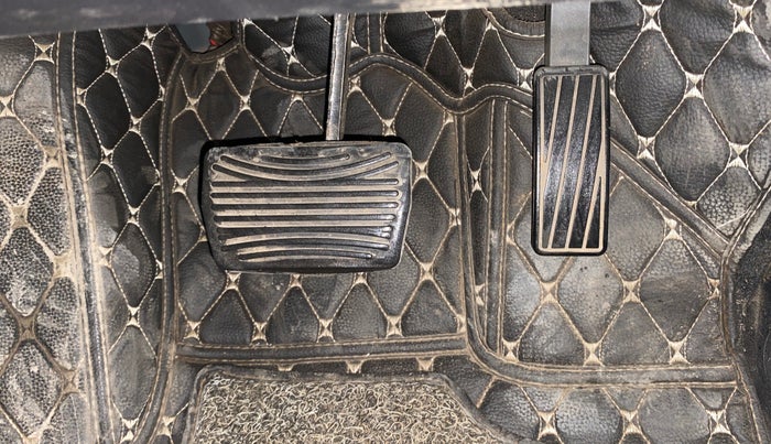 2022 Mahindra XUV700 AX 5 P AT 5 STR, Petrol, Automatic, 32,275 km, Pedals