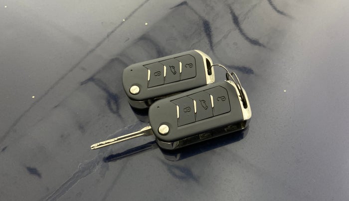 2022 Mahindra XUV700 AX 5 P AT 5 STR, Petrol, Automatic, 32,275 km, Key Close Up