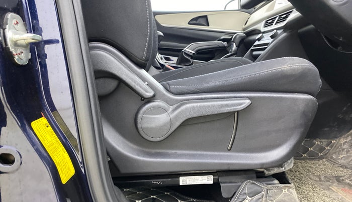 2022 Mahindra XUV700 AX 5 P AT 5 STR, Petrol, Automatic, 32,275 km, Driver Side Adjustment Panel