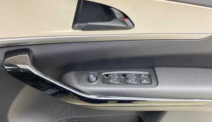 2022 Mahindra XUV700 AX 5 P AT 5 STR, Petrol, Automatic, 32,275 km, Driver Side Door Panels Control