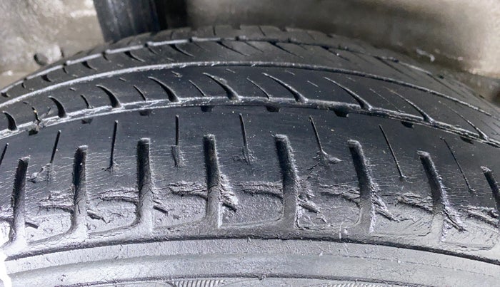 2016 Honda Jazz 1.2 V AT, Petrol, Automatic, 31,614 km, Right Rear Tyre Tread