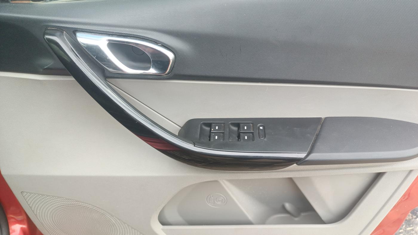 2017 Tata Tiago XZA PETROL, Petrol, Automatic, 30,705 km, Driver Side Door Panels Control