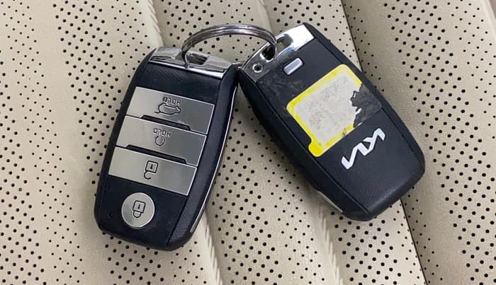 2023 KIA CARENS LUXURY PLUS 1.4 PETROL DCT 7 STR, Petrol, Automatic, 16,325 km, Key Close Up