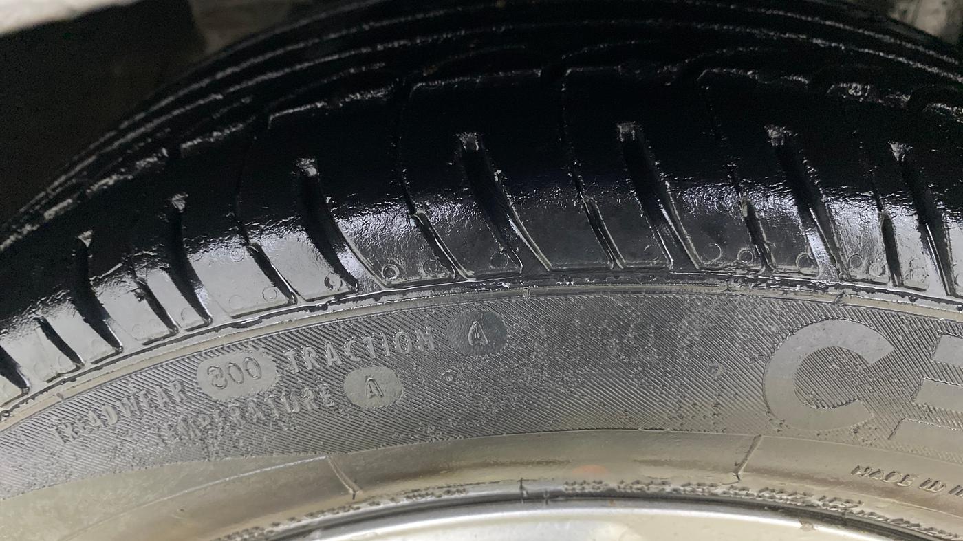 2017 Ford Figo Aspire TITANIUM 1.2 PETROL, Petrol, Manual, 81,215 km, Right Front Tyre Tread
