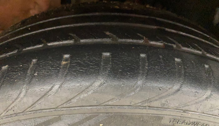 2016 Volkswagen Polo COMFORTLINE 1.2L, Petrol, Manual, 29,546 km, Right Front Tyre Tread