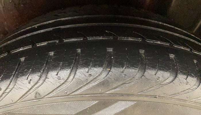 2016 Volkswagen Polo COMFORTLINE 1.2L, Petrol, Manual, 29,546 km, Left Rear Tyre Tread