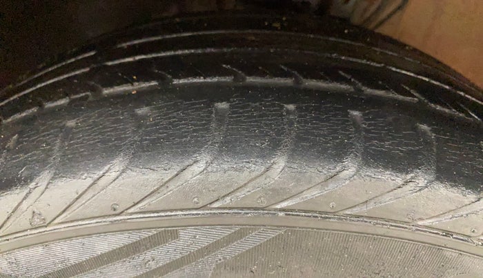 2016 Volkswagen Polo COMFORTLINE 1.2L, Petrol, Manual, 29,546 km, Left Front Tyre Tread