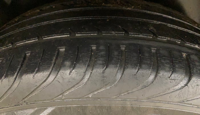 2016 Volkswagen Polo COMFORTLINE 1.2L, Petrol, Manual, 29,546 km, Right Rear Tyre Tread