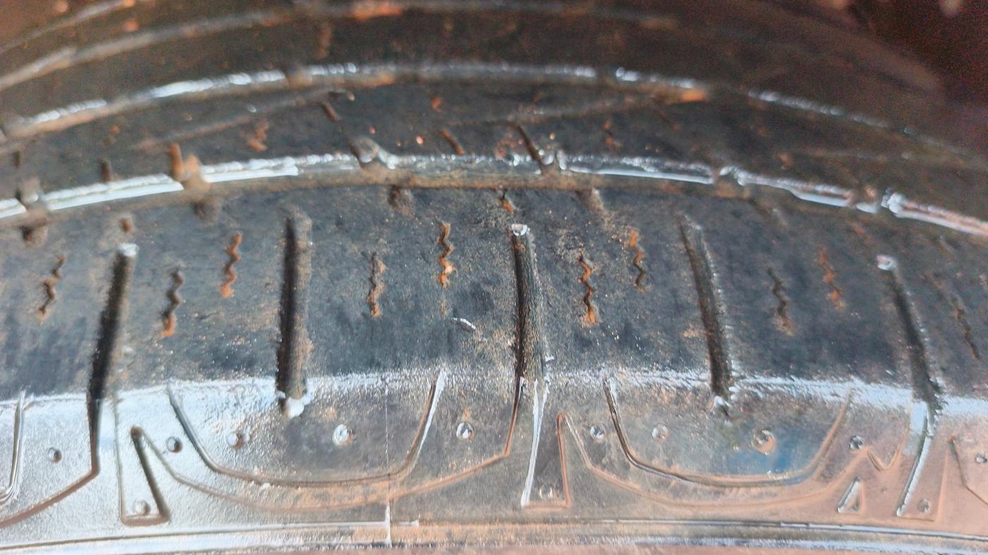 2015 Nissan Terrano XL (D), Diesel, Manual, 90,453 km, Right Front Tyre Tread