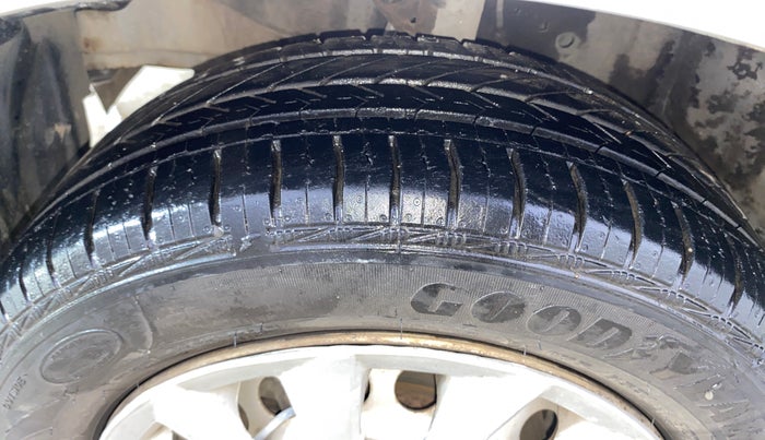 2014 Honda Amaze 1.2L I-VTEC EX, Petrol, Manual, 70,106 km, Left Front Tyre Tread